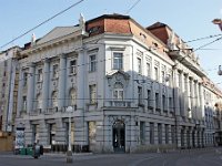 Trg bana Jelačića 13, zgrada Jugoslavenske banke (Hrvatske zemaljske banke), danas zgrada Croatia osiguranja na uglu Trg bana Jelačića i Praške  Zgrada Jugoslavenske banke d.d. (Hrvatske zemaljske banke), danas zgrada Croatia osiguranja na uglu Trg bana Jelačića 13 /Praška 1 nastala je spajanjem dvokatne kuće Prister na uglu Jelačićeva trga i Praške ulice (sagradio Janko Jambrišak 1881.) sa susjednom jednokatnom kućom u Praškoj ulici. Nadogradnja kuće u Praškoj i pregradnja obiju kuća izvedena je između 1920. i 1926. prema projektu Ignjata Fischera s kojim je na oblikovanju pročelja surađivao ruski arhitekt Petar Pavlović Fetisov. Fetisov se od 1920. godine nalazio u emigraciji u Zagrebu, gdje je na Arhitektonskom odjelu Tehničke visoke škole radio kao predavač. Pročelja zgrade oblikovana su u neoklasicističkom stilu. Ističu se dvokatni dorski polustupovi, a u krovnoj zoni alegorijske skulpture kipara Rudolfa Valdeca.